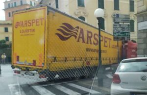 Tir con targa turca in Centro città, bloccata piazza Carignano: traffico in tilt