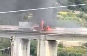 A10, mezzo pesante a fuoco: chiuso tratto Bordighera-Ventimiglia A10, mezzo pesante a fuoco: chiuso tratto Bordighera-Ventimiglia