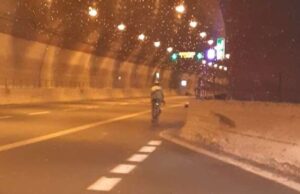 Ciclista in autostrada tra Celle Ligure e Varazze: il genio scortato fino al casello Ciclista in autostrada tra Celle Ligure e Varazze: il genio scortato fino al casello