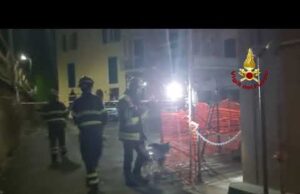 Paura a Moneglia, cede ala interna hotel in ristrutturazione: nessun ferito Paura a Moneglia, cede ala interna hotel in ristrutturazione: nessun ferito