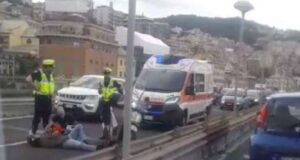 Incidente in sopraelevata, scooter a terra: rallentamenti