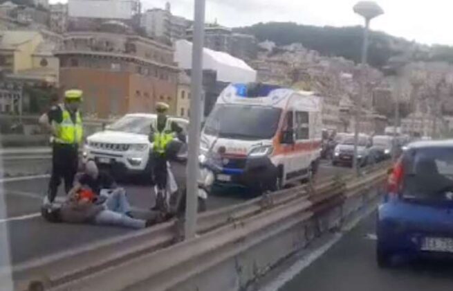 Incidente in sopraelevata, scooter a terra: rallentamenti