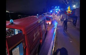 Borgoratti, a fuoco autorimessa: fiamme spente dai VVF | Video