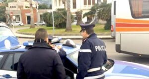 La Stradale della Spezia ferma bus scolastico senza revisione