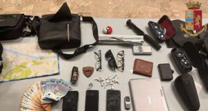 Tenta di usare una carta rubata e viene trovato con la droga