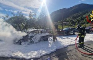 Campegli, auto a fuoco: fiamme spente dai vigili del fuoco Campegli, auto a fuoco: fiamme spente dai vigili del fuoco