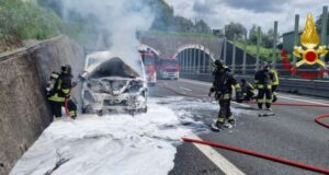 A12, furgone a fuoco: fiamme spente dai VVF