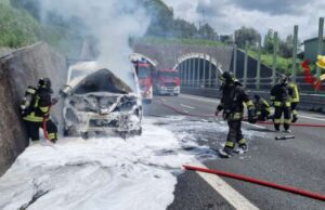 A12, furgone a fuoco: fiamme spente dai VVF A12, furgone a fuoco: fiamme spente dai VVF