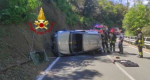 Casarza Ligure, auto sbatte e finisce su un fianco
