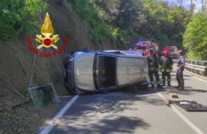 Casarza Ligure, auto sbatte e finisce su un fianco Casarza Ligure, auto sbatte e finisce su un fianco