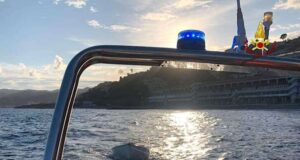 Barca vela si ribalta in acqua e affonda, il soccorso dei vigili del fuoco