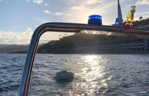 Barca vela si ribalta in acqua e affonda, il soccorso dei VVF Barca vela si ribalta in acqua e affonda, il soccorso dei vigili del fuoco