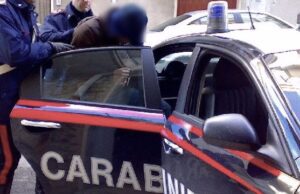 Tenta di comprare un Rolex con assegno falso: arrestato un 25enne Minore rapinava donne nei portoni con passamontagna e coltello
