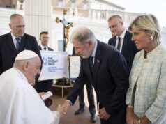 Il sindaco Bucci ha portato in dono al Pontefice la bandiera di “The Ocean Race Genova The Grand Finale”, la competizione benedetta dal Papa