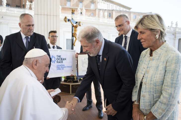 Il sindaco Bucci ha portato in dono al Pontefice la bandiera di “The Ocean Race Genova The Grand Finale”, la competizione benedetta dal Papa