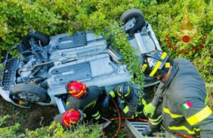 Lerici, auto si ribalta in un fosso: donna estratta dai VVF Lerici, auto si ribalta in un fosso: donna estratta dai VVF