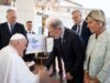 Sindaco Bucci dona bandiera di Ocean Race a Papa Francesco