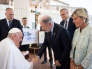 Sindaco Bucci dona bandiera di Ocean Race a Papa Francesco