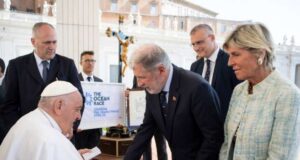 Sindaco Bucci dona bandiera di Ocean Race a Papa Francesco