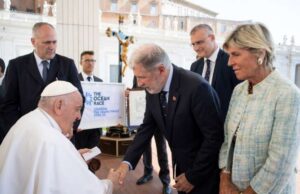 Sindaco Bucci dona bandiera di Ocean Race a Papa Francesco Sindaco Bucci dona bandiera di Ocean Race a Papa Francesco