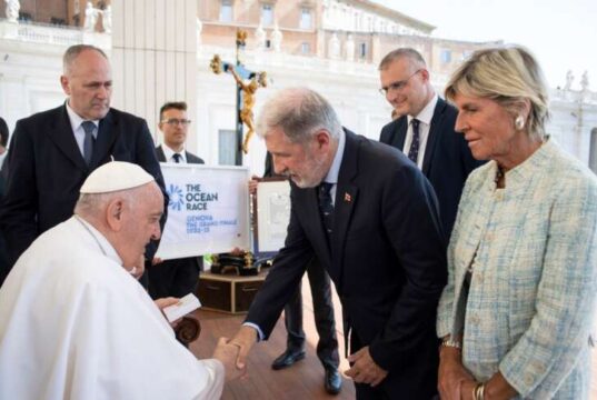 Sindaco Bucci dona bandiera di Ocean Race a Papa Francesco