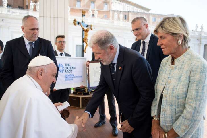 Sindaco Bucci dona bandiera di Ocean Race a Papa Francesco