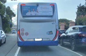 Donna si sente male alla guida, scontro auto-bus in via Donato Somma: 4 ferite