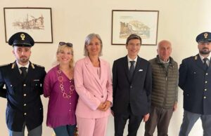 L’associazione Circolo Parasio onlus dona due litografie alla Questura di Imperia L’Associazione Circolo Parasio Onlus dona due litografie alla Questura di Imperia