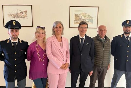 L’Associazione Circolo Parasio Onlus dona due litografie alla Questura di Imperia