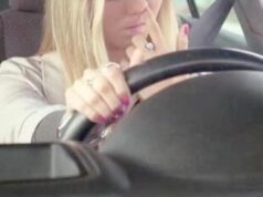 Si soffia il naso mentre guida: sanzionata dalla Polizia locale