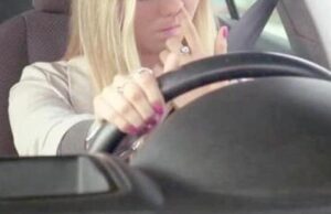 Si soffia il naso mentre guida: sanzionata dalla Polizia locale