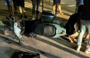 Scooter falciato da auto in fuga. Pirata della strada preso Scooter falciato da auto in fuga. Pirata della strada preso