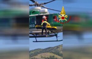 Tiglieto, motociclista 18enne finisce in una scarpata | Video