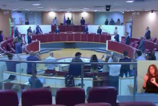 Berlusconi, minuto di silenzio in consiglio regionale: bagarre in aula Morte Berlusconi, un minuto di silenzio in consiglio regionale