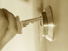 Anziana litiga con la vicina e le sigilla la serratura con la colla