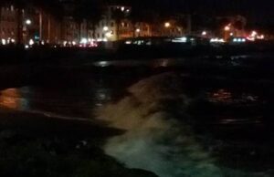 Pegli, si tuffa in mare di notte e non riesce a rientrare a riva: paura per una giovane