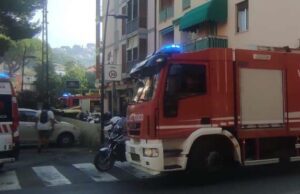 Incendio palazzo a Bordighera, fiamme alte tre piani: una cinese ustionata