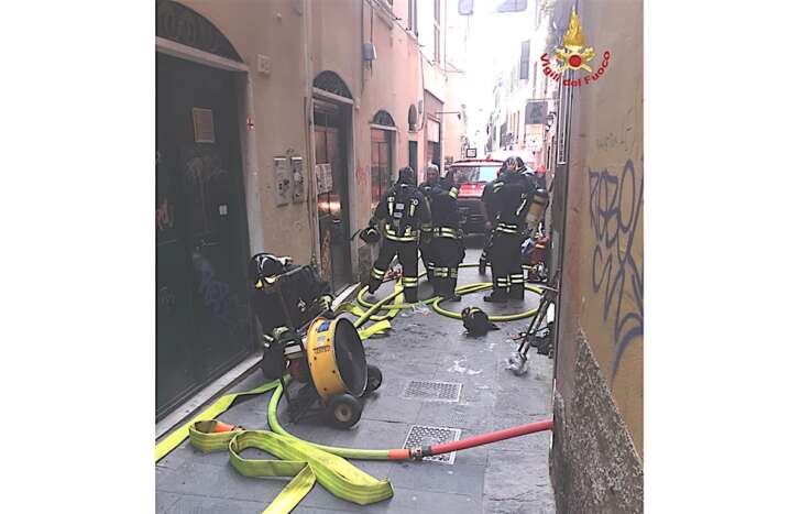 A fuoco appartamento in via Ravecca, muore un gatto