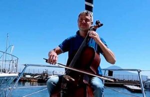 Ad Andora Roberto Soldatini: il violoncellista che vive in barca