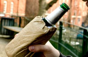 Modifiche ordinanza anti alcol, Bucci: da venerdì ok pizza e birra in spiaggia