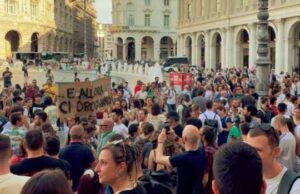 Flop manifestazione contro ordinanza antialcol: soltanto in 600 a De Ferrari