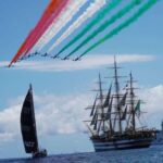 Nave Vespucci salutata dalle Frecce Tricolori