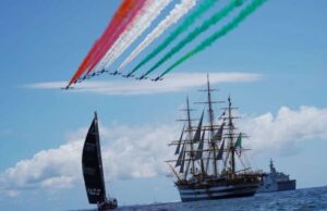 Nave Vespucci salutata dalle Frecce Tricolori Nave Vespucci salutata dalle Frecce Tricolori