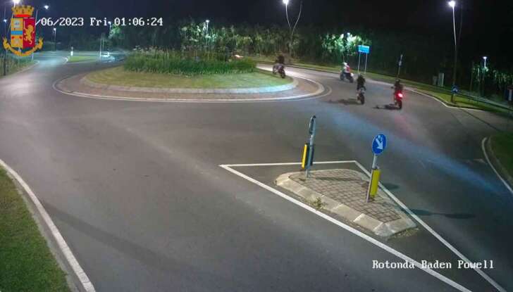Chiavari, contromano e impennate davanti ai poliziotti: presi 5 giovani motociclisti