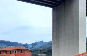 Paura a Chiavari, calcinacci volano giù dal viadotto dell’A12