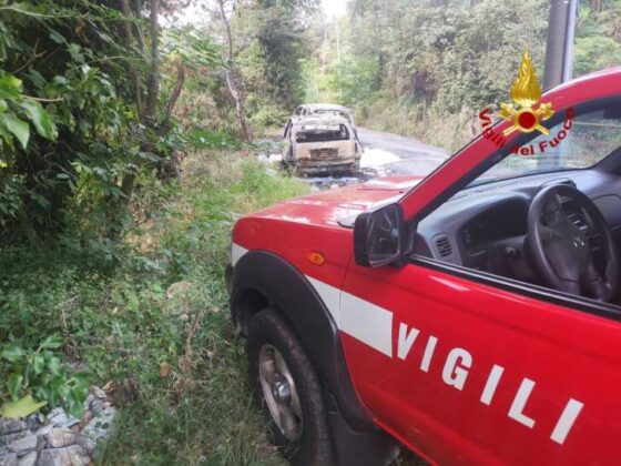 Via Branega, incendio tra auto: fiamme spente dai VVF