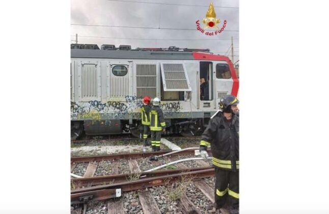 Principio d'incendio ad un locomotore: fiamme pente dai VVF