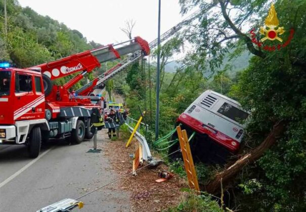 Bus Tpl Savona precipita in un fiume: due feriti. Grave l'autista