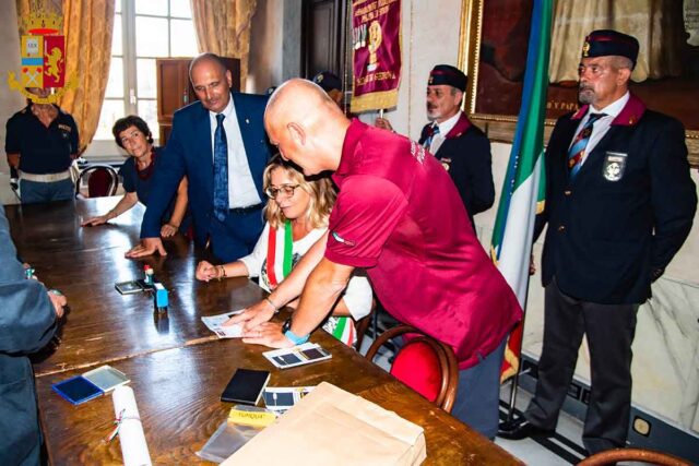 Sarzana, un ex poliziotto attraversa la Via Francigena