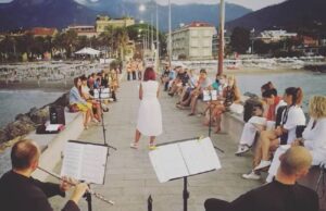 Loano, sul Molo Kursaal appuntamento con le “Letture all’alba” Loano, sul Molo Kursaal appuntamento con le “Letture all'alba”